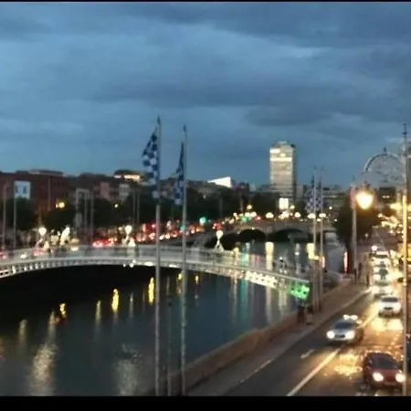 Modish Overlooking River Liffey Δουβλίνο